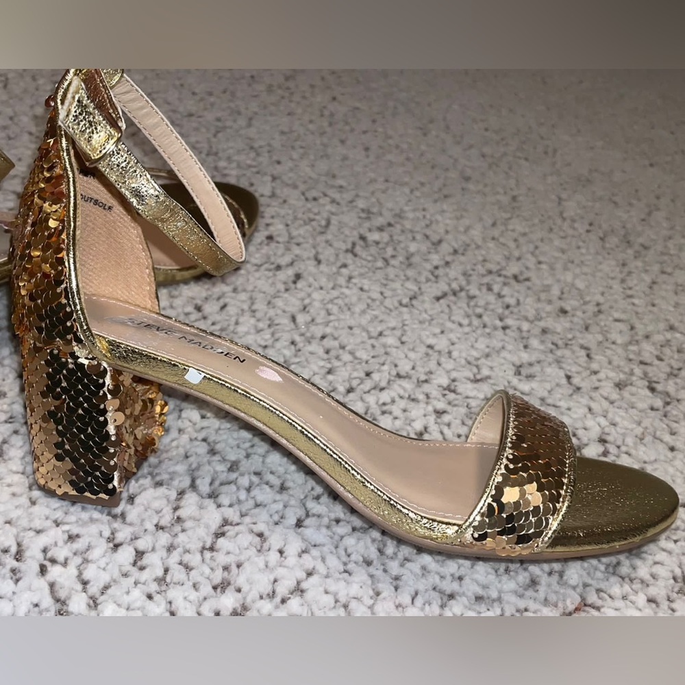 NWT Steve Madden gold sequins cover, heels for women size 6